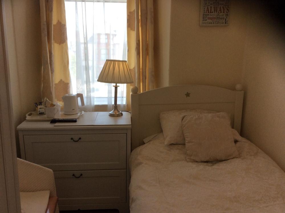 Witchingham B&B Holyhead Exterior photo
