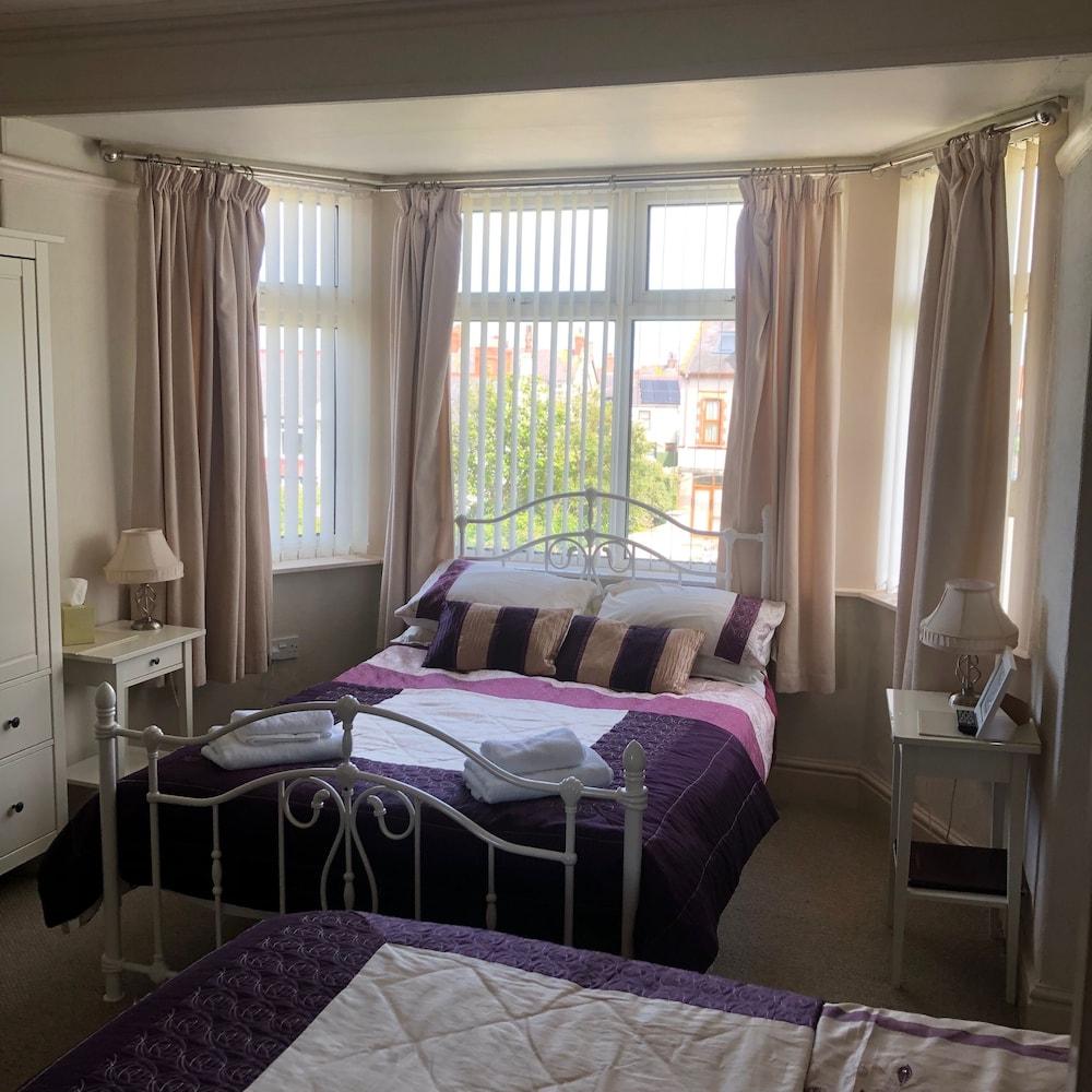 Witchingham B&B Holyhead Exterior photo
